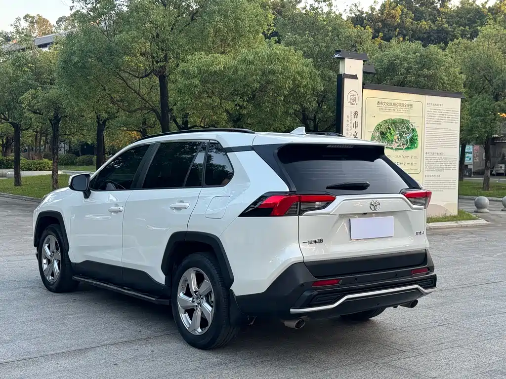 Toyota RAV4 — фото 14