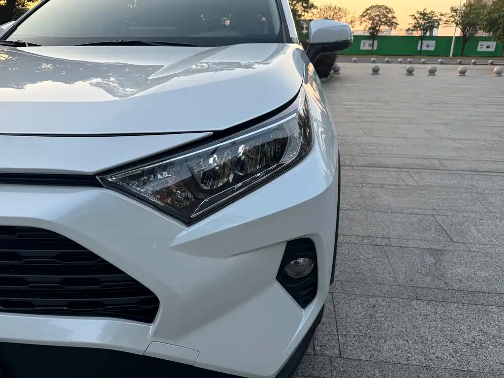 Toyota RAV4 — фото 17