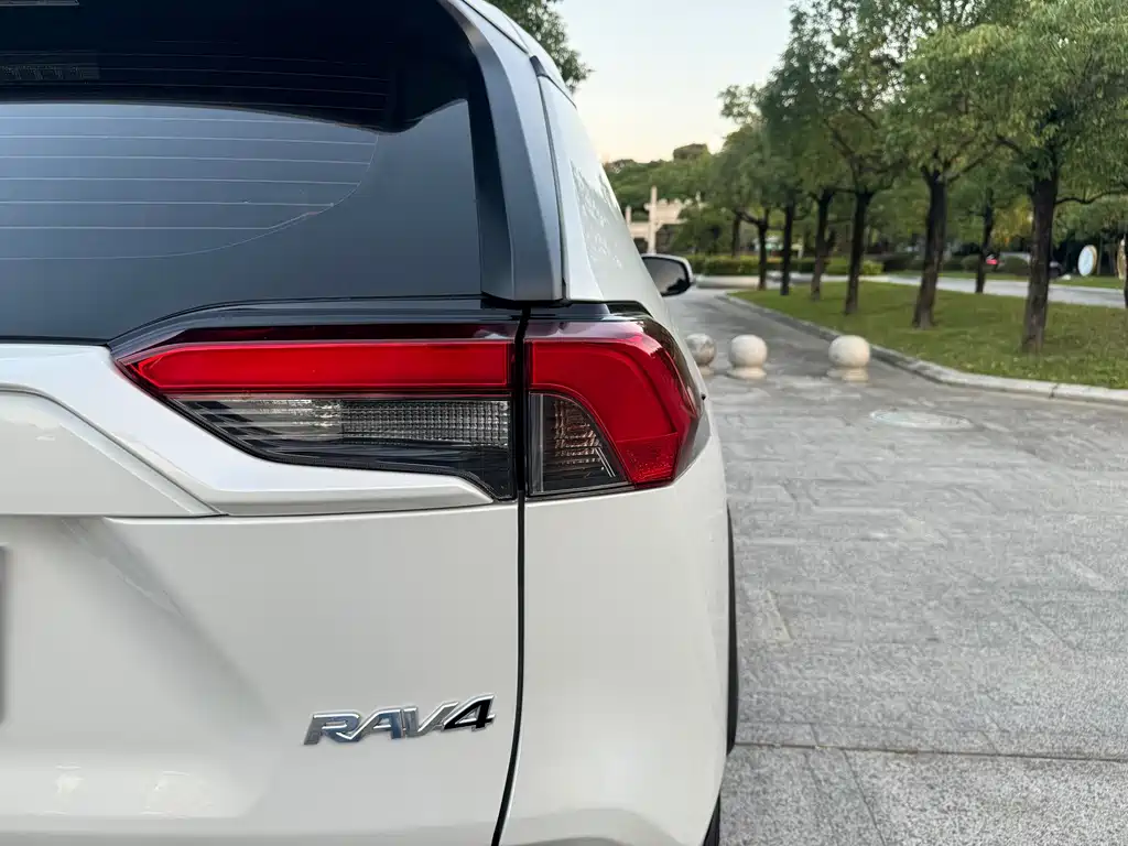 Toyota RAV4 — фото 18