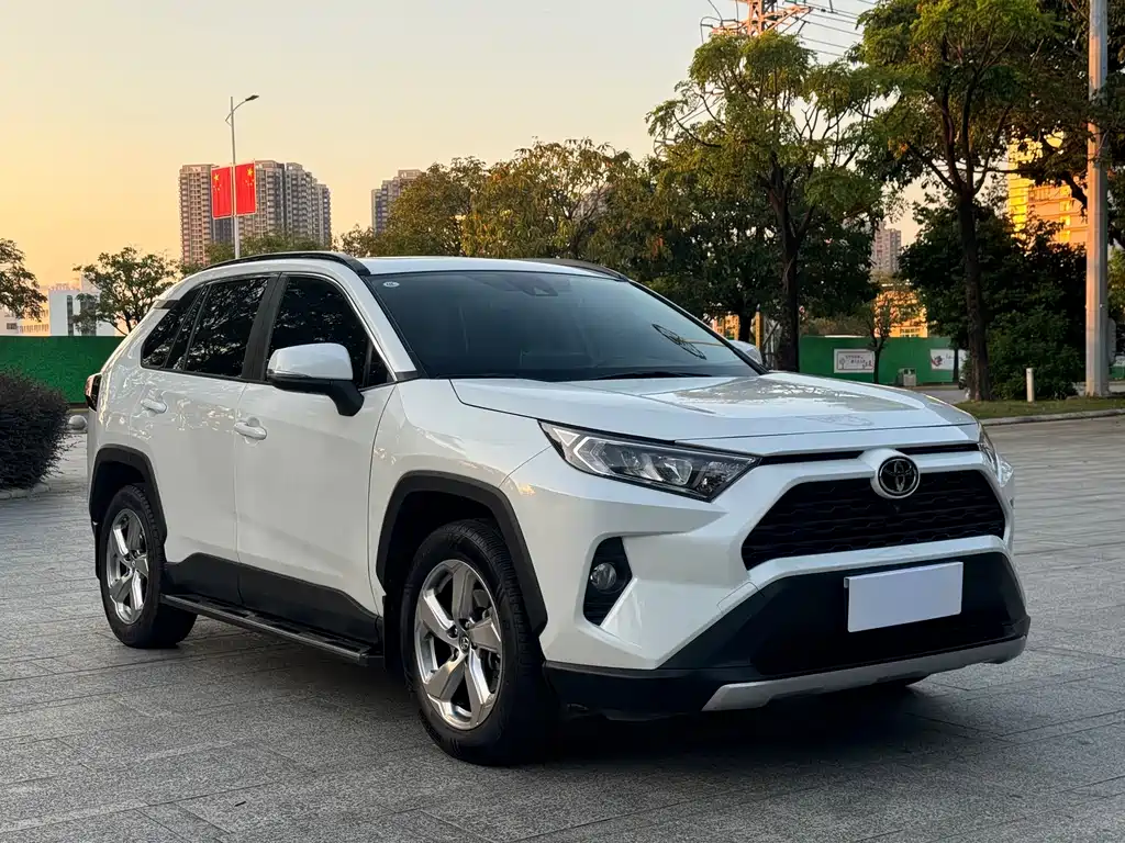 Toyota RAV4 — фото 3