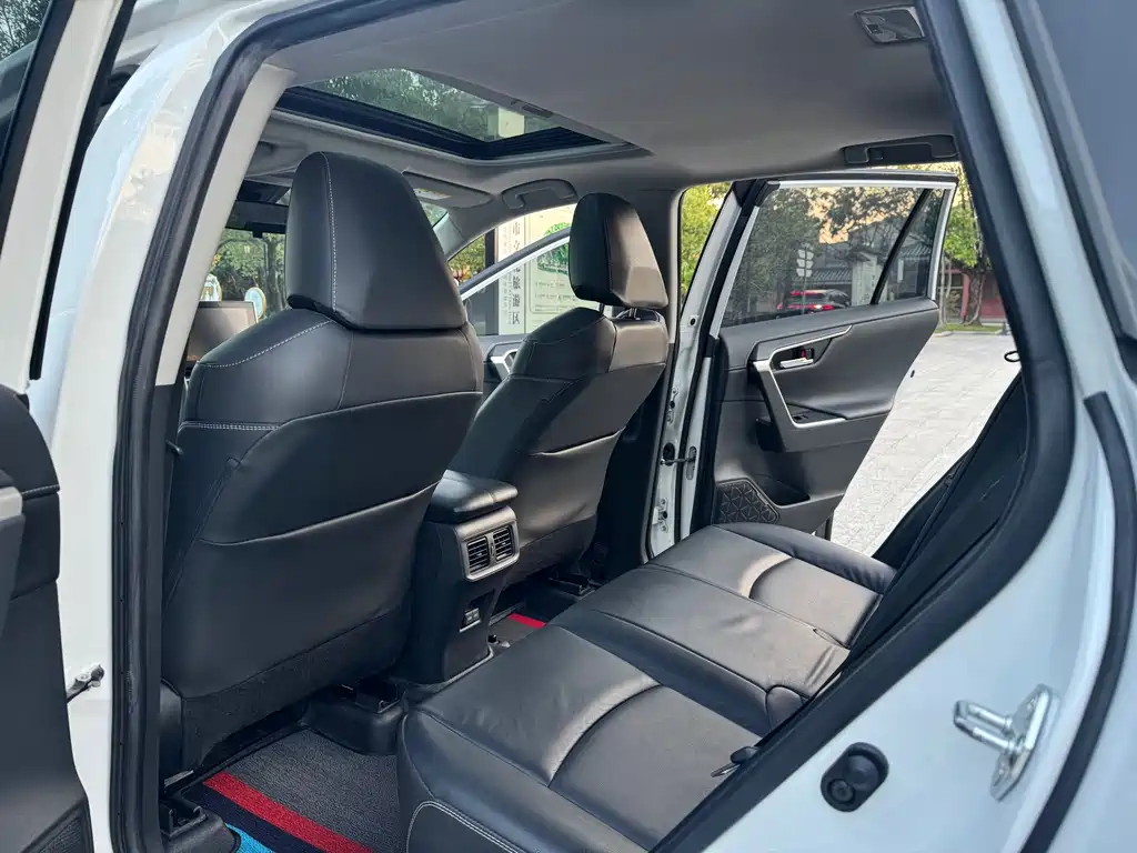 Toyota RAV4 — фото 7