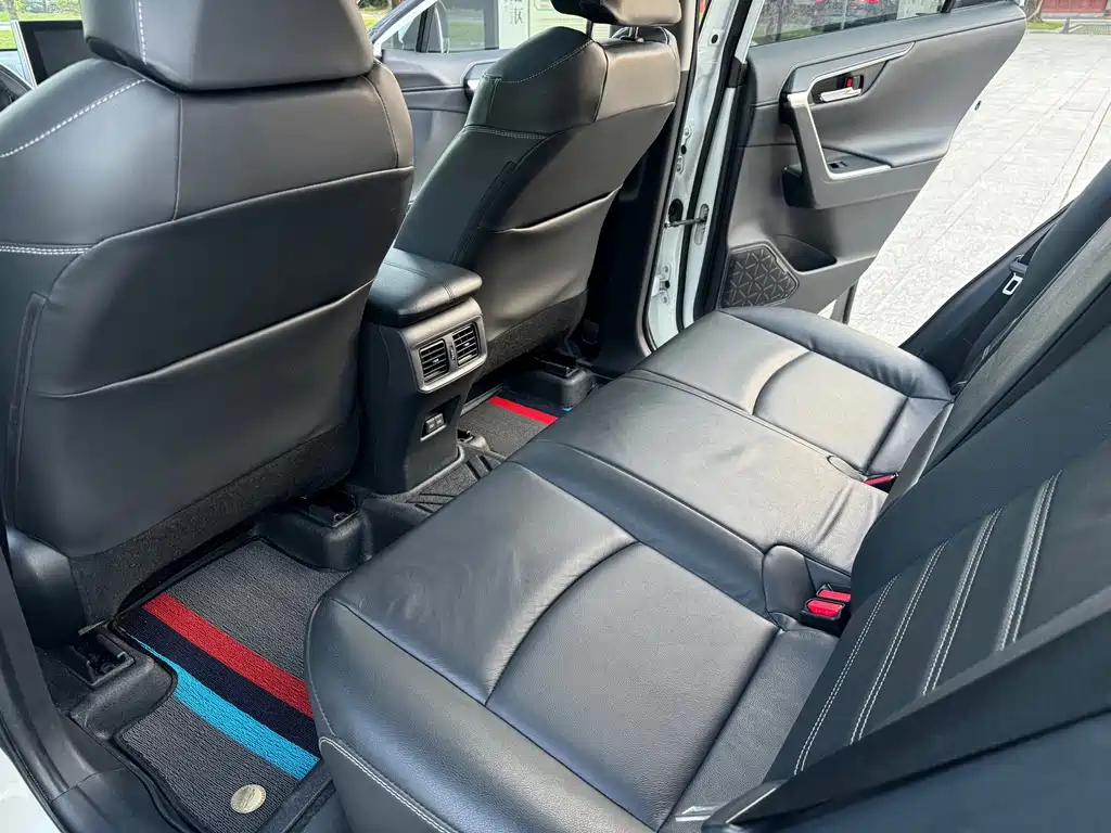 Toyota RAV4 — фото 8
