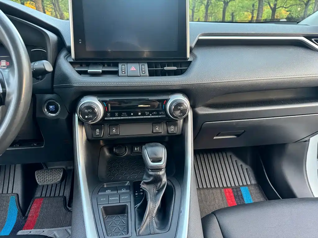 Toyota RAV4 — фото 9