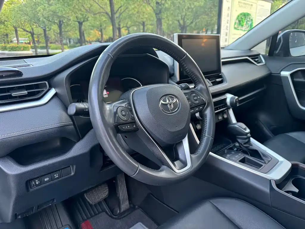 Toyota RAV4 — фото 10