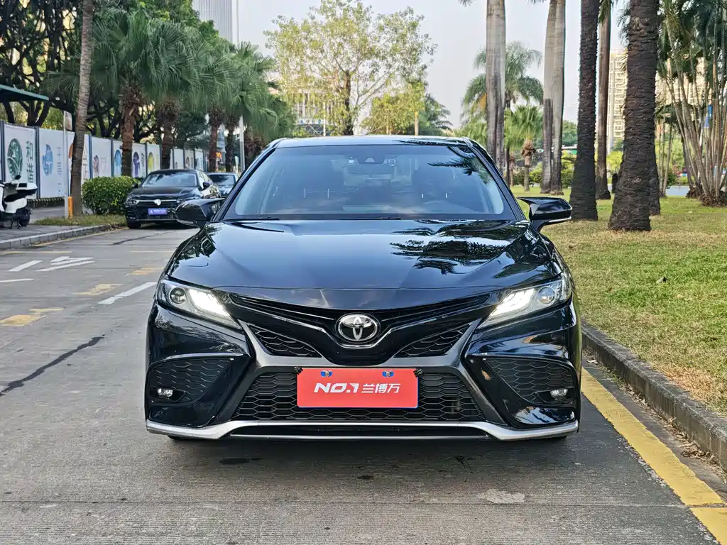 Toyota Camry — фото 2