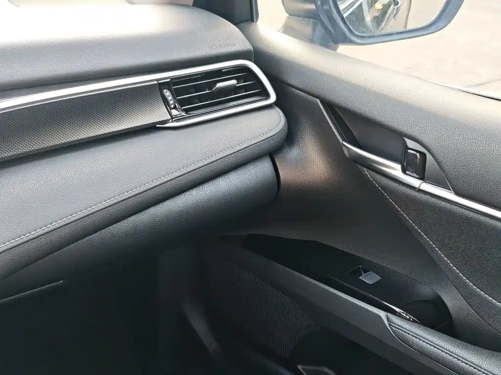 Toyota Camry — фото 15