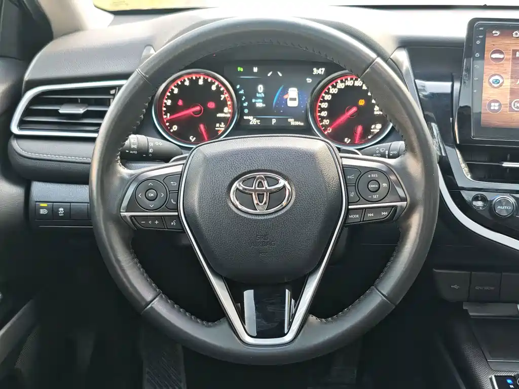 Toyota Camry — фото 17