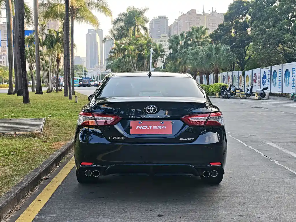 Toyota Camry — фото 5
