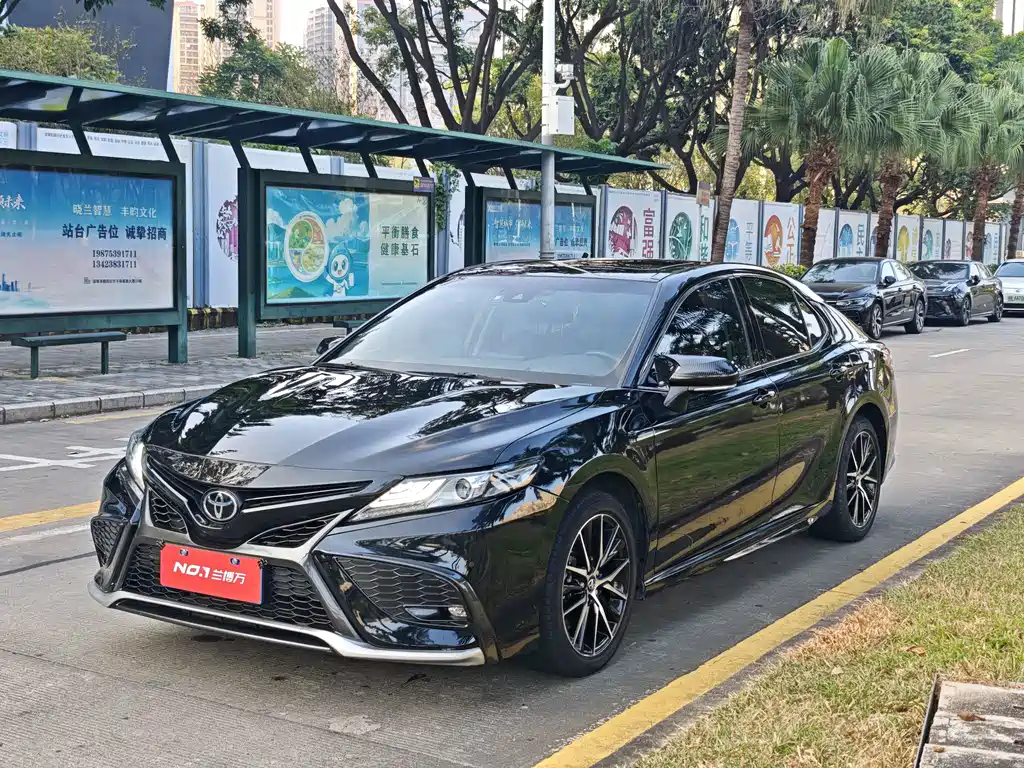 Toyota Camry — фото 1
