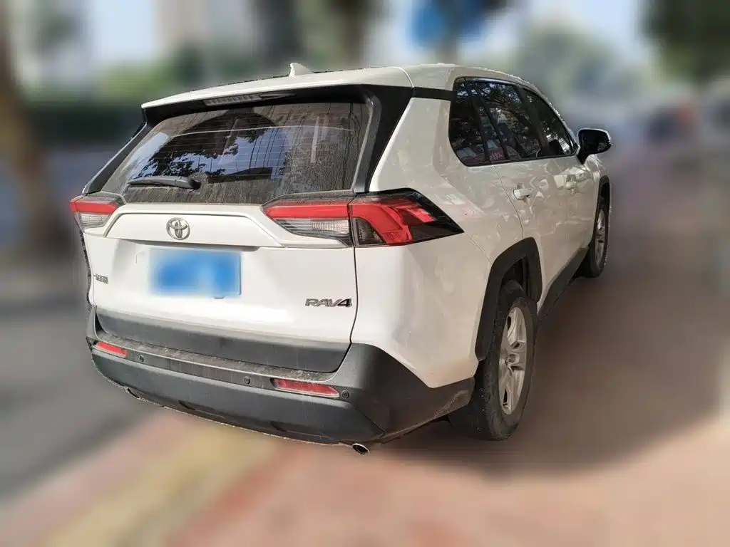 Toyota RAV4 — фото 4