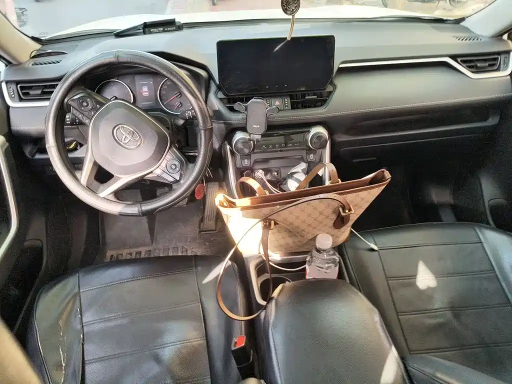 Toyota RAV4 — фото 5