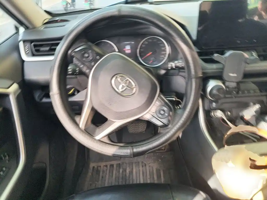 Toyota RAV4 — фото 6