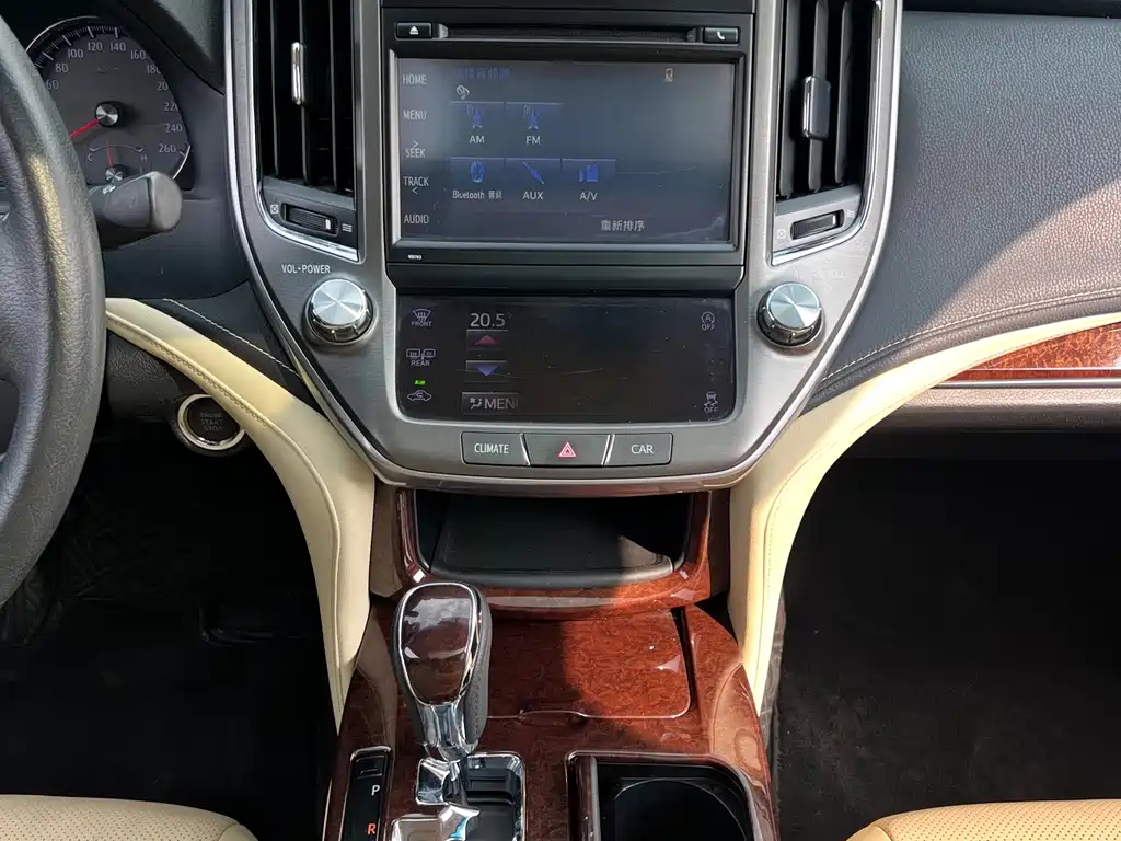 Toyota Crown — фото 11