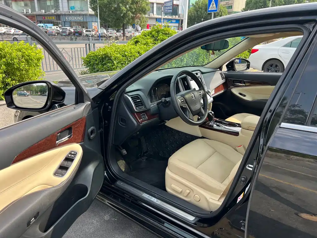 Toyota Crown — фото 15