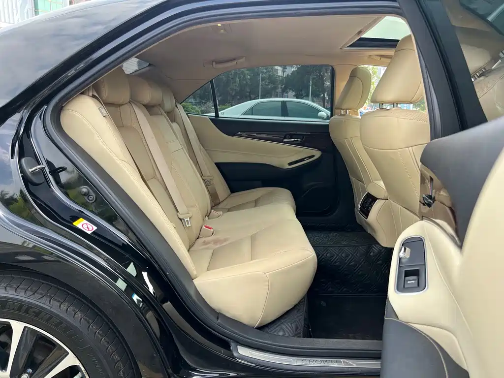 Toyota Crown — фото 20