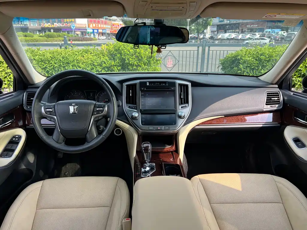 Toyota Crown — фото 9