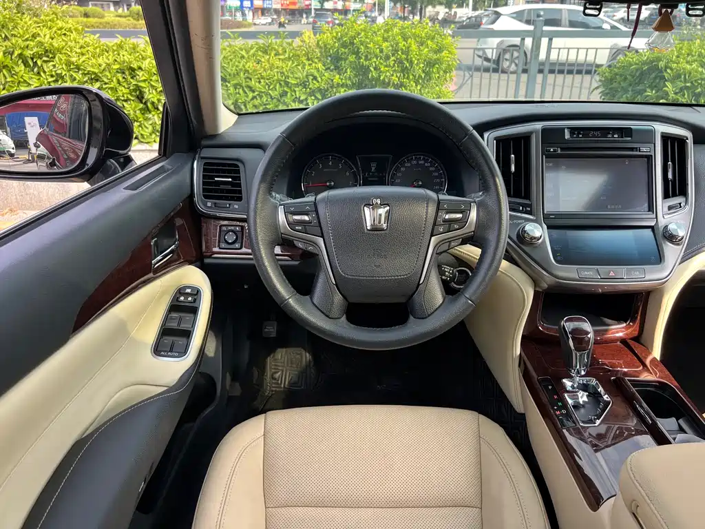 Toyota Crown — фото 10