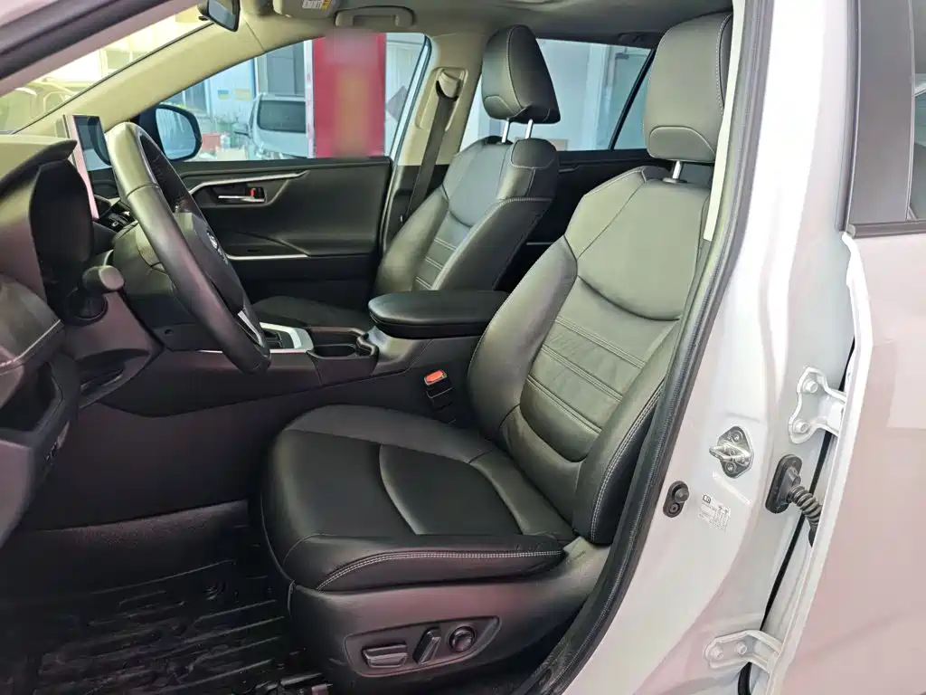 Toyota RAV4 — фото 14