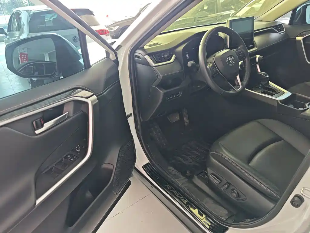 Toyota RAV4 — фото 15
