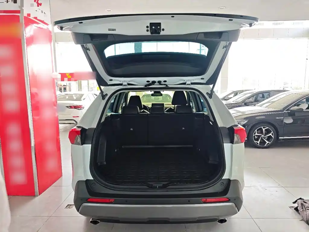 Toyota RAV4 — фото 18