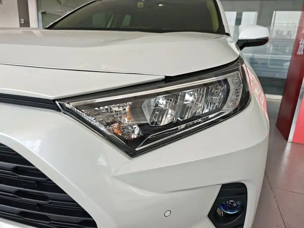 Toyota RAV4 — фото 23