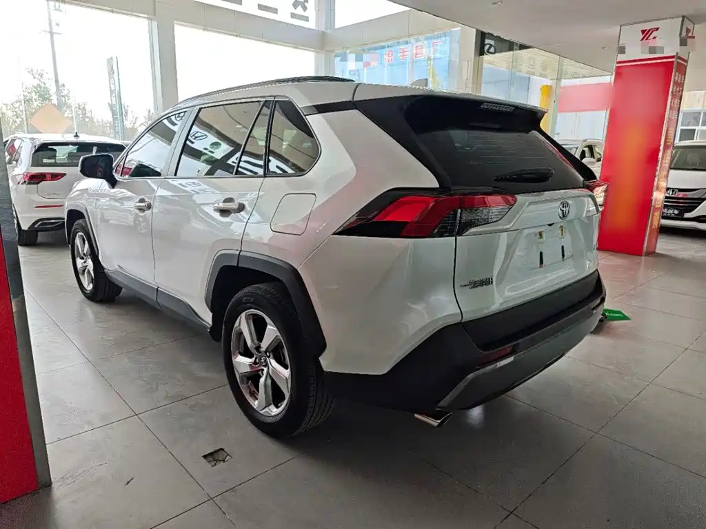 Toyota RAV4 — фото 4