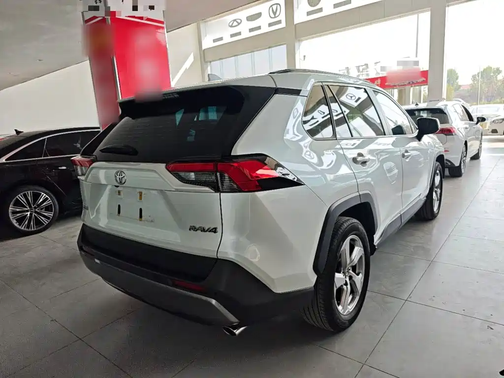 Toyota RAV4 — фото 6