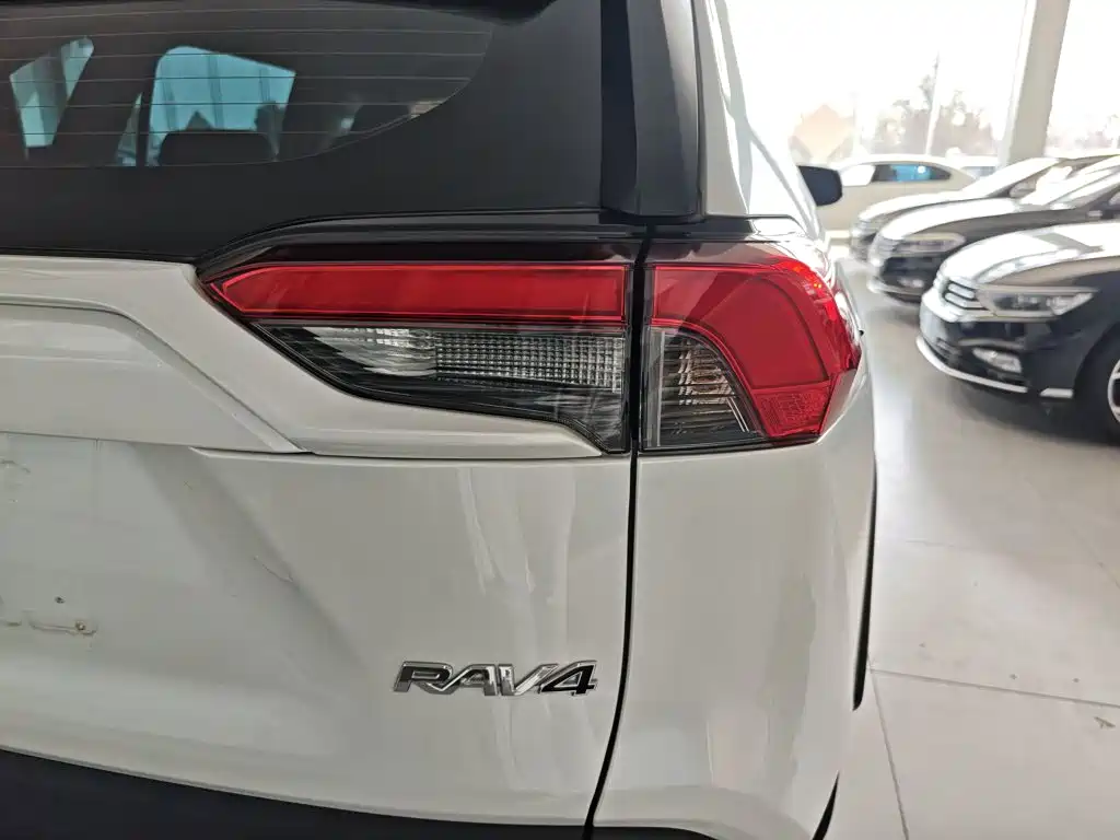 Toyota RAV4 — фото 7