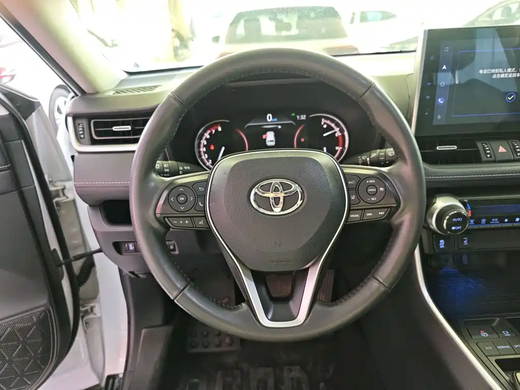 Toyota RAV4 — фото 10