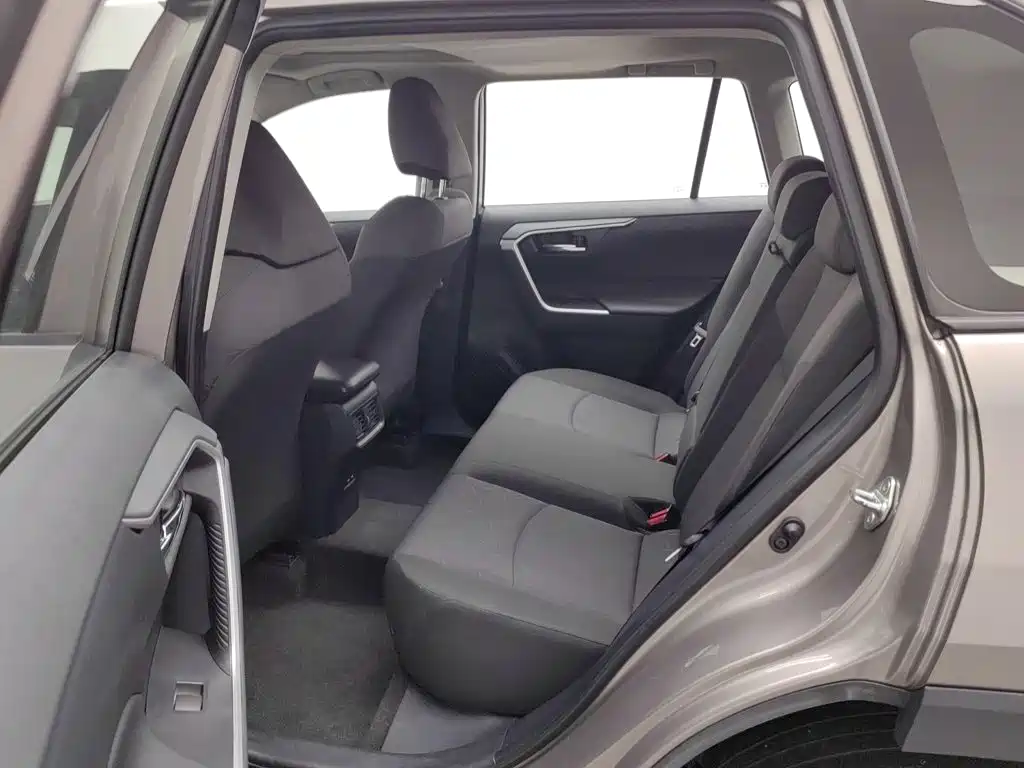 Toyota RAV4 — фото 15