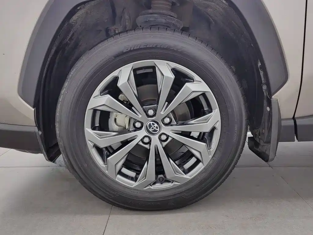 Toyota RAV4 — фото 17