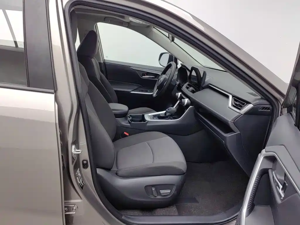Toyota RAV4 — фото 23