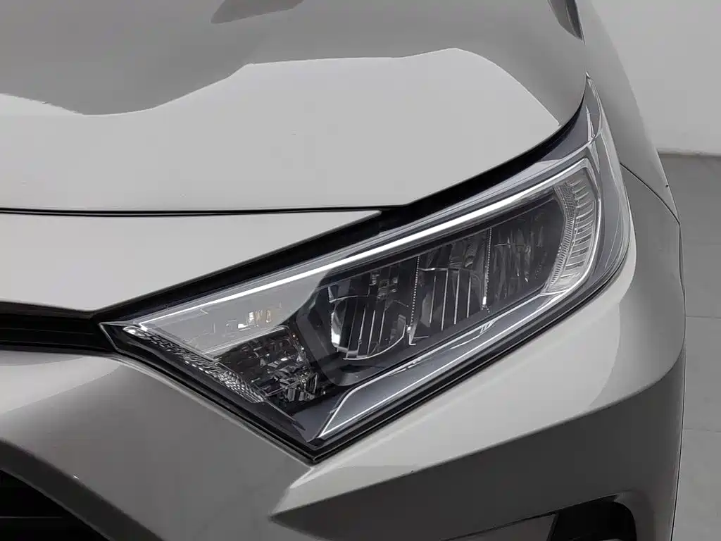 Toyota RAV4 — фото 7