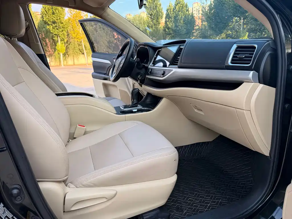 Toyota Highlander — фото 11