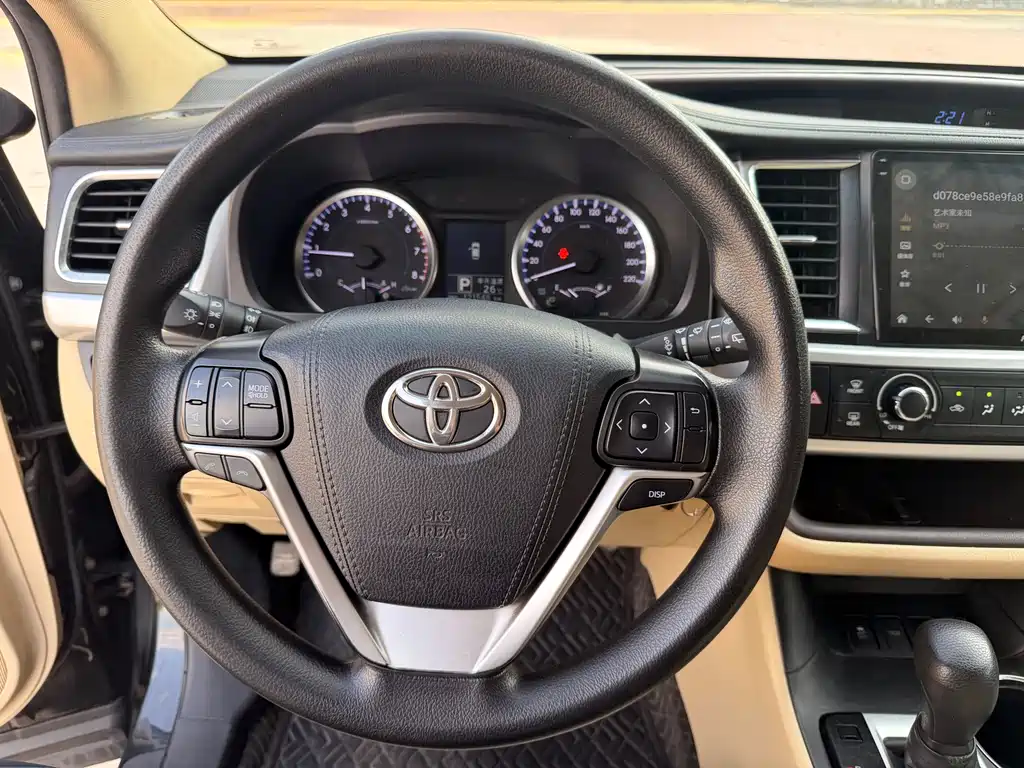 Toyota Highlander — фото 8