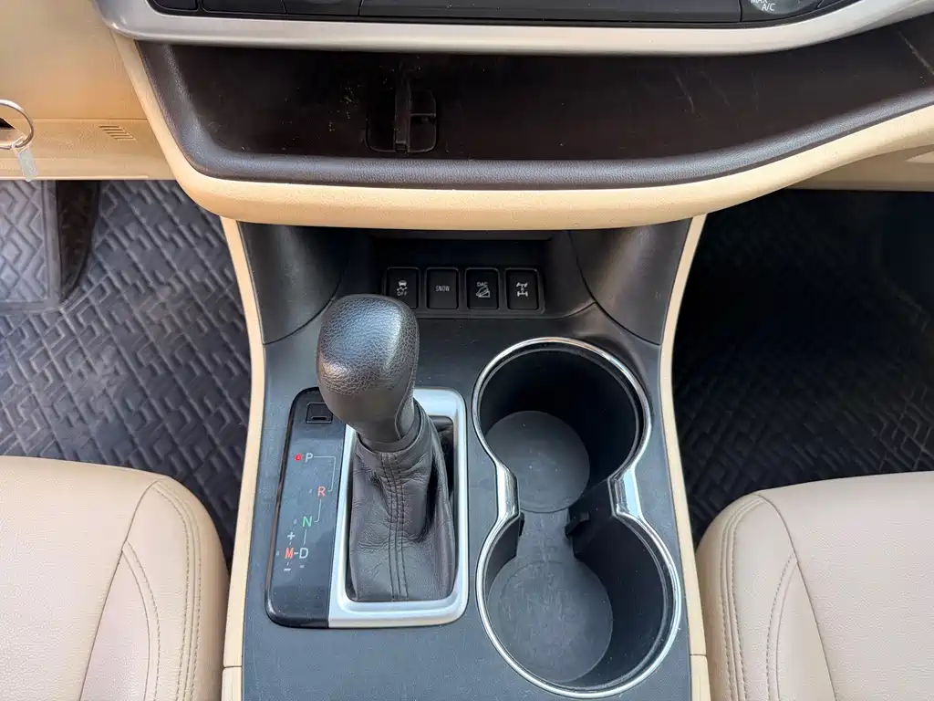 Toyota Highlander — фото 10