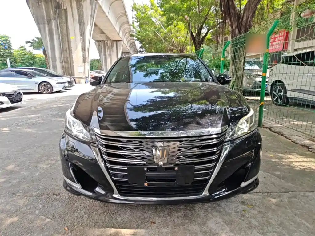 Toyota Crown — фото 2