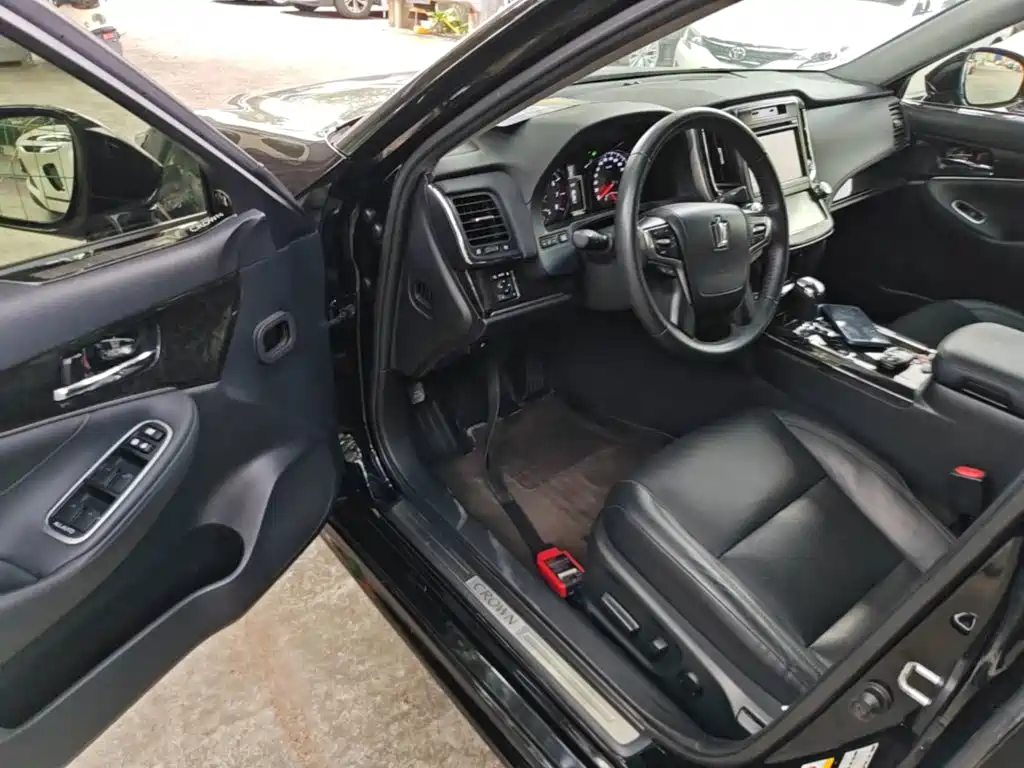 Toyota Crown — фото 15
