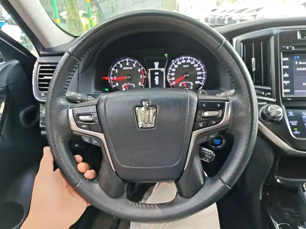 Toyota Crown — фото 10