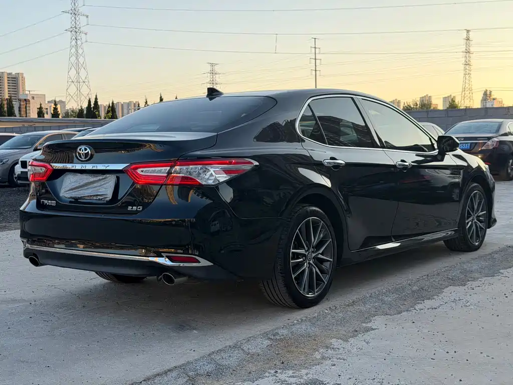 Toyota Camry — фото 5