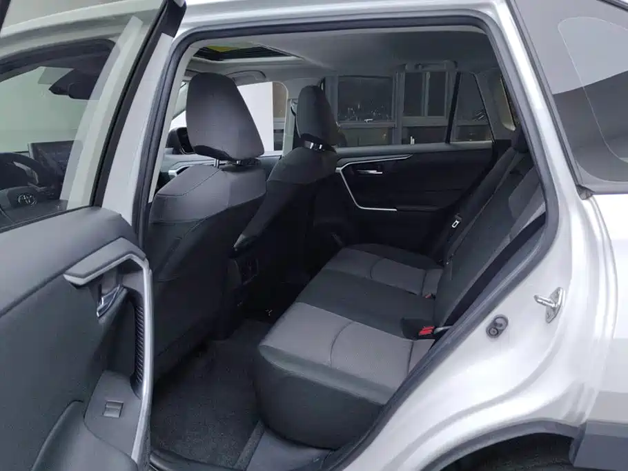 Toyota RAV4 — фото 11