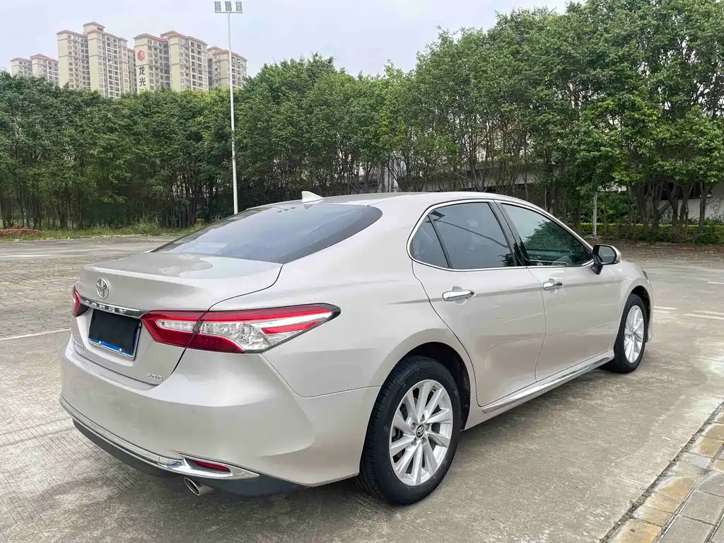 Toyota Camry — фото 14