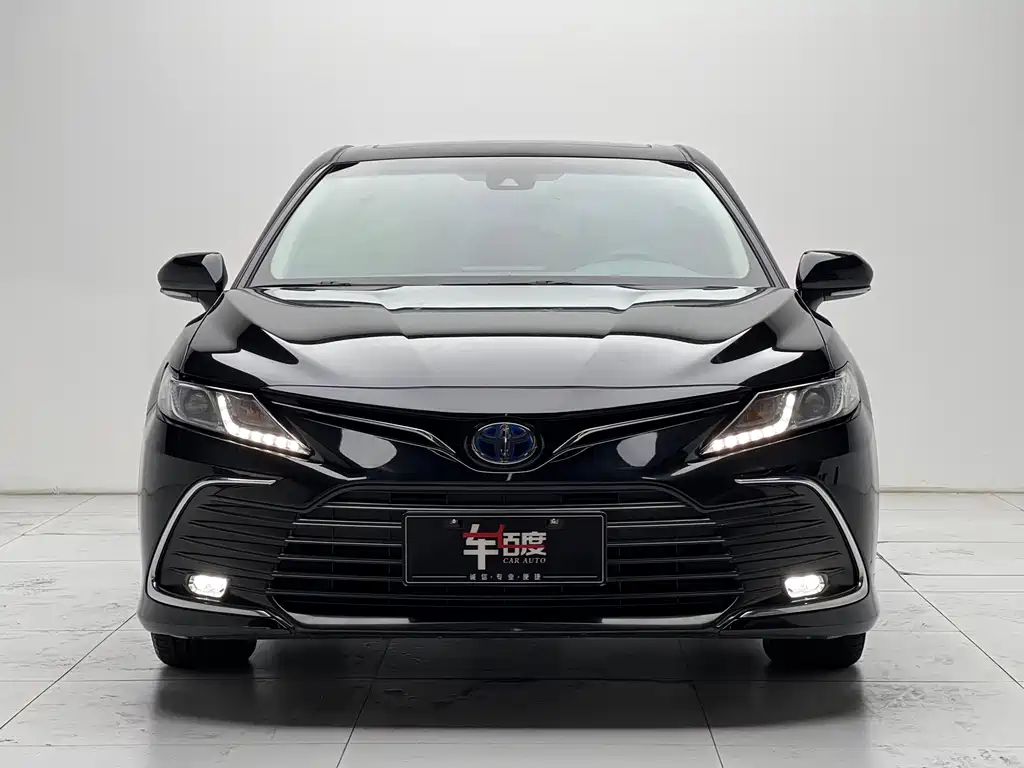 Toyota Camry — фото 2