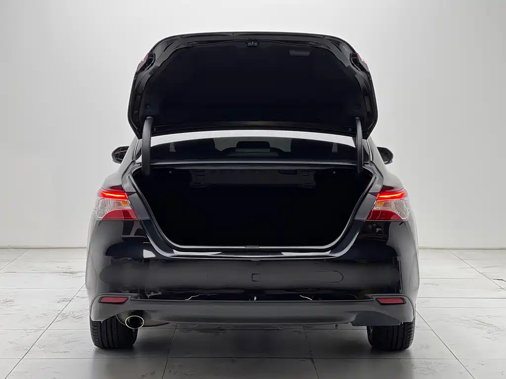 Toyota Camry — фото 19