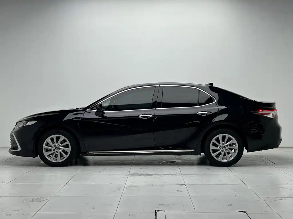 Toyota Camry — фото 23