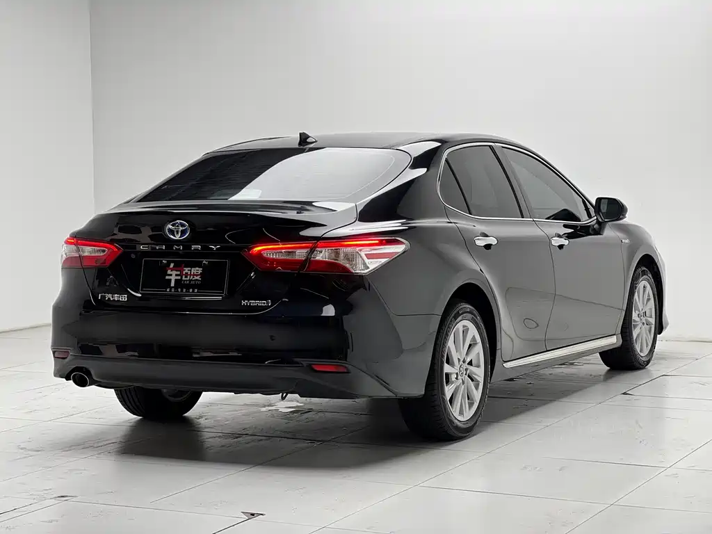 Toyota Camry — фото 4