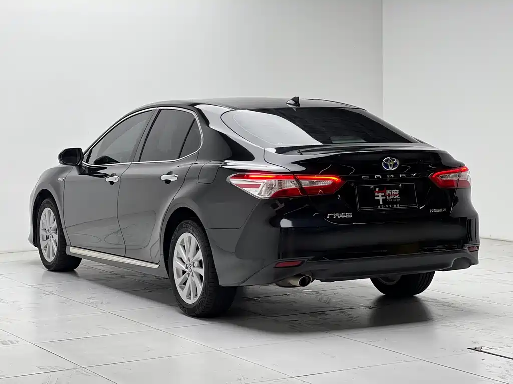 Toyota Camry — фото 6