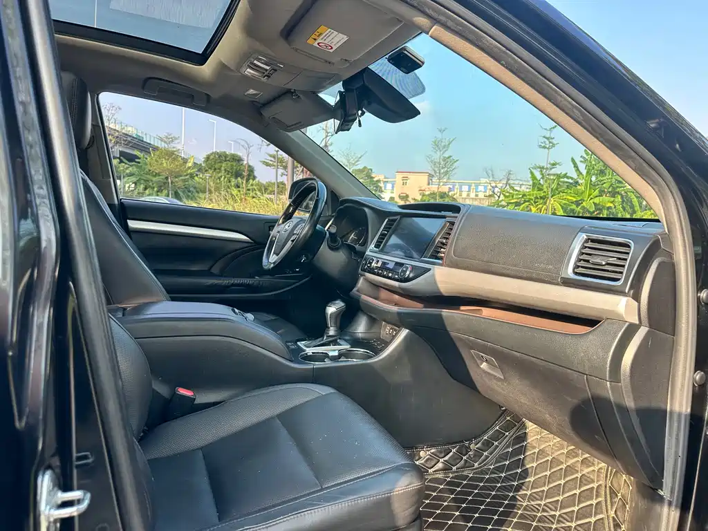 Toyota Highlander — фото 11