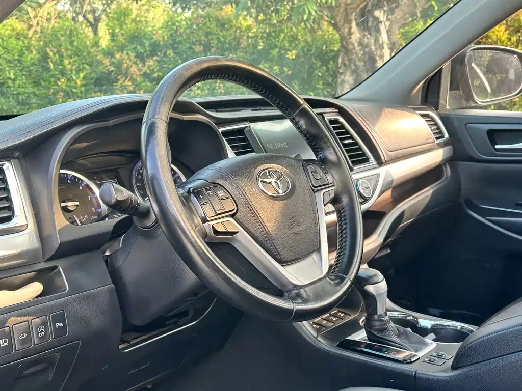 Toyota Highlander — фото 9