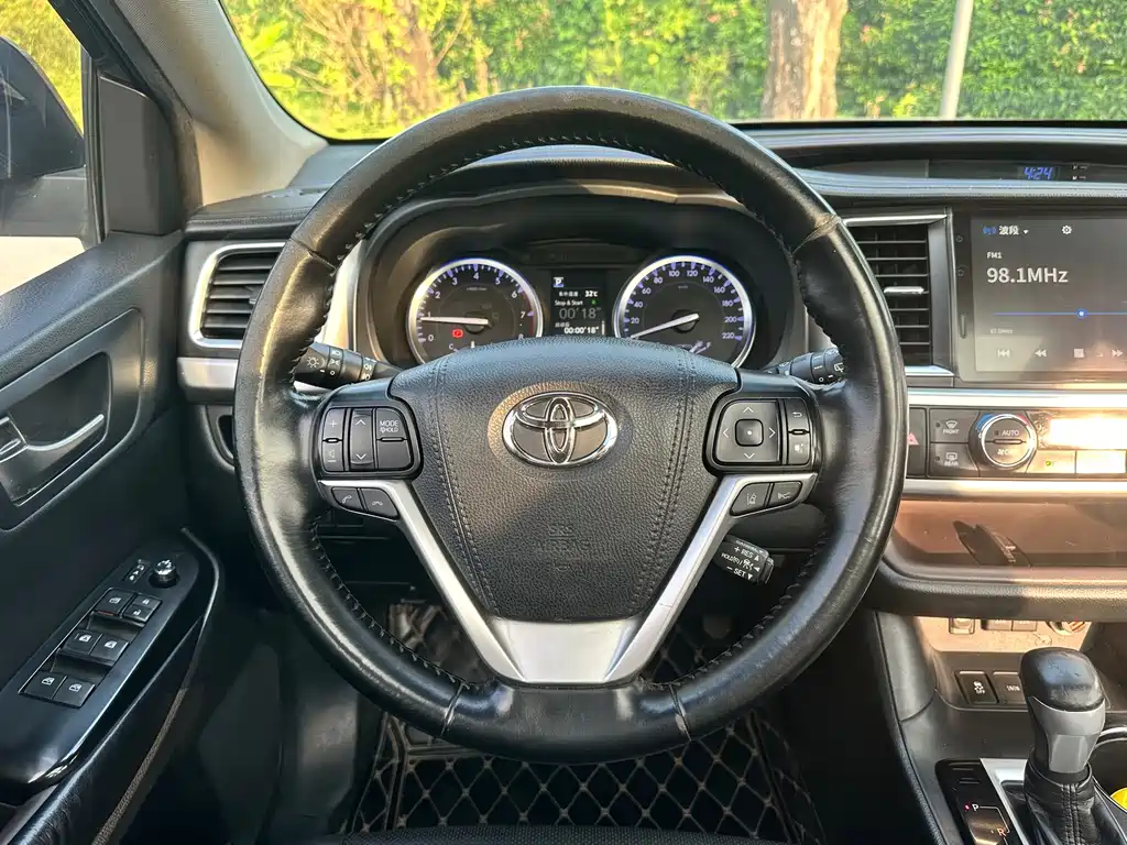 Toyota Highlander — фото 10
